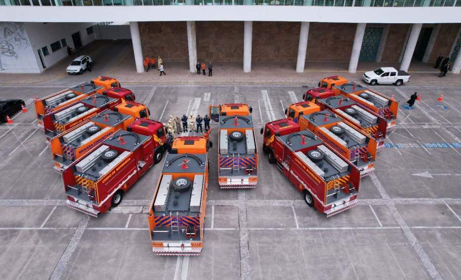 Governador Ratinho Junior entrega 10 novos caminhões para combate a incêndios