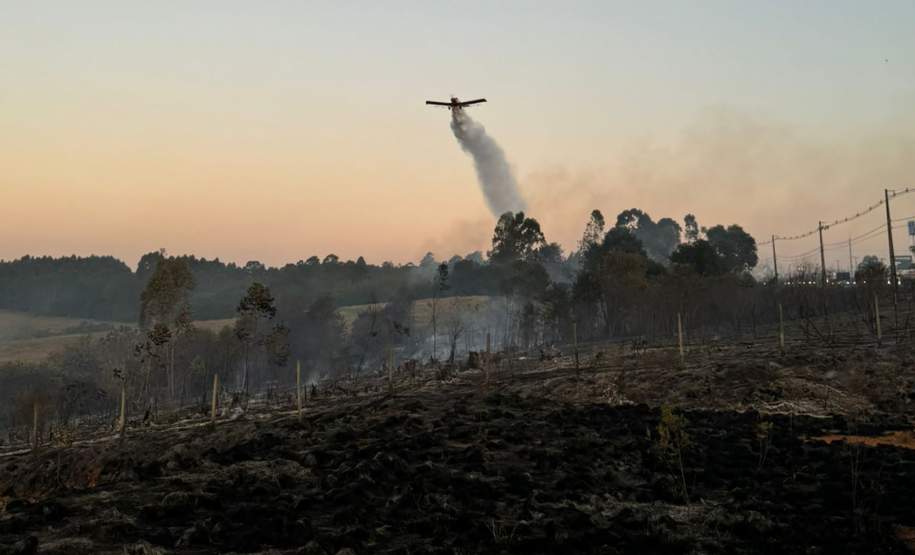 Aviões contratados pelo Estado reforçam combates a dois incêndios em Ponta Grossa