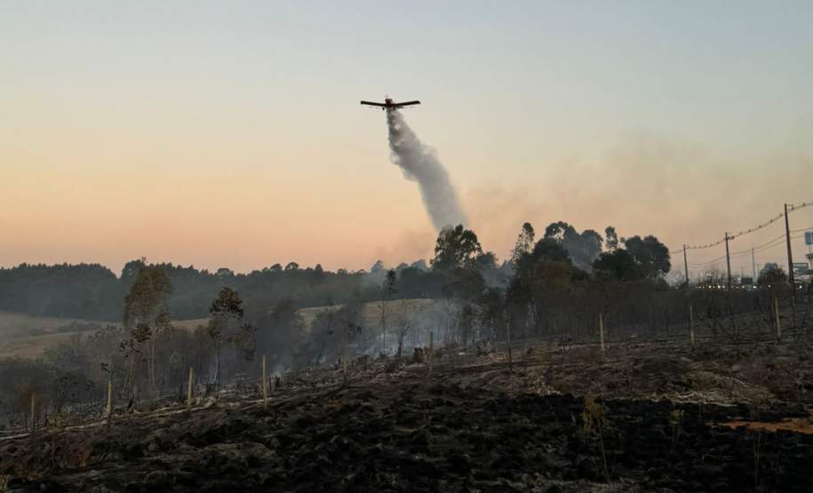 Aviões contratados pelo Estado reforçam combates a dois incêndios em Ponta Grossa