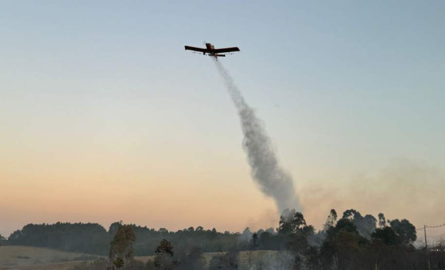 Aviões contratados pelo Estado reforçam combates a dois incêndios em Ponta Grossa