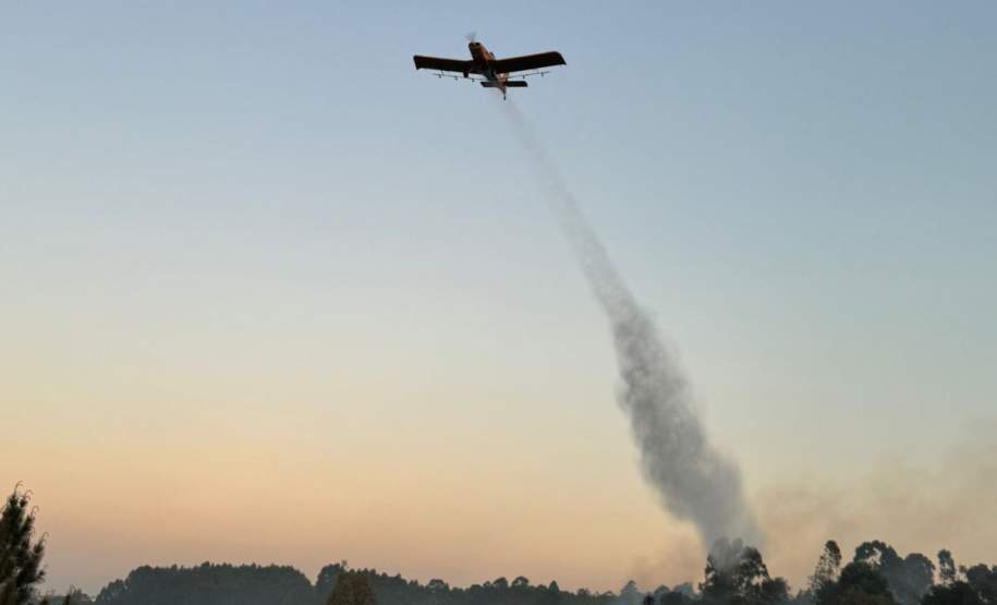 Aviões contratados pelo Estado reforçam combates a dois incêndios em Ponta Grossa