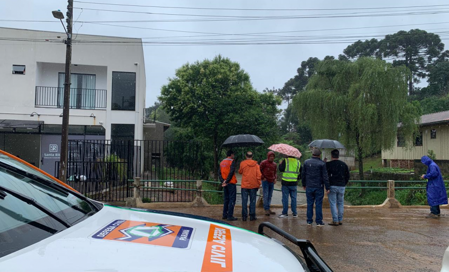 Pós-chuvas: equipes da Defesa Civil e IAT vistoriam pontos críticos em General Carneiro