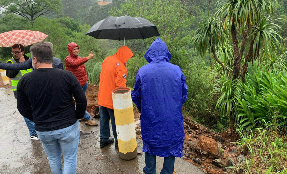 Pós-chuvas: equipes da Defesa Civil e IAT vistoriam pontos críticos em General Carneiro