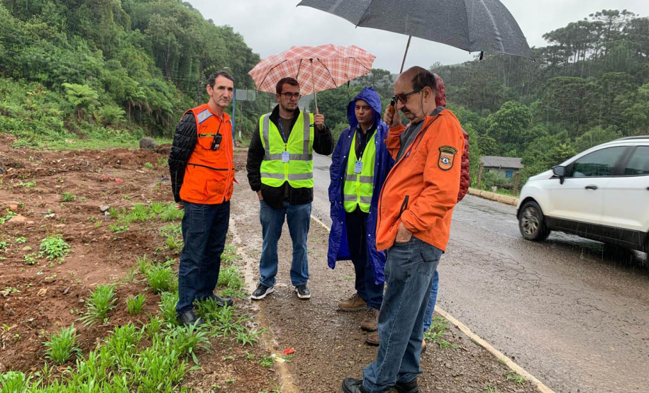 Pós-chuvas: equipes da Defesa Civil e IAT vistoriam pontos críticos em General Carneiro