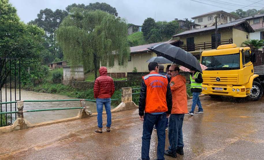 Pós-chuvas: equipes da Defesa Civil e IAT vistoriam pontos críticos em General Carneiro