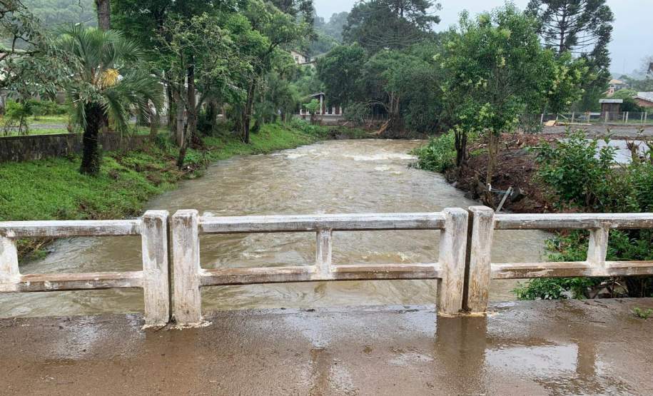 Pós-chuvas: equipes da Defesa Civil e IAT vistoriam pontos críticos em General Carneiro