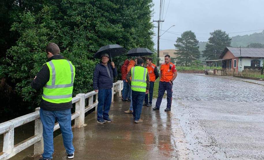 Pós-chuvas: equipes da Defesa Civil e IAT vistoriam pontos críticos em General Carneiro
