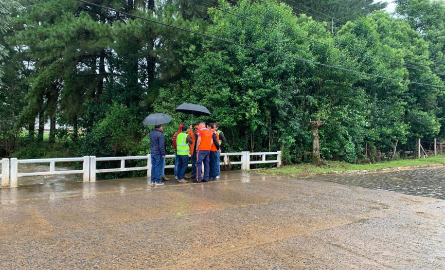 Pós-chuvas: equipes da Defesa Civil e IAT vistoriam pontos críticos em General Carneiro