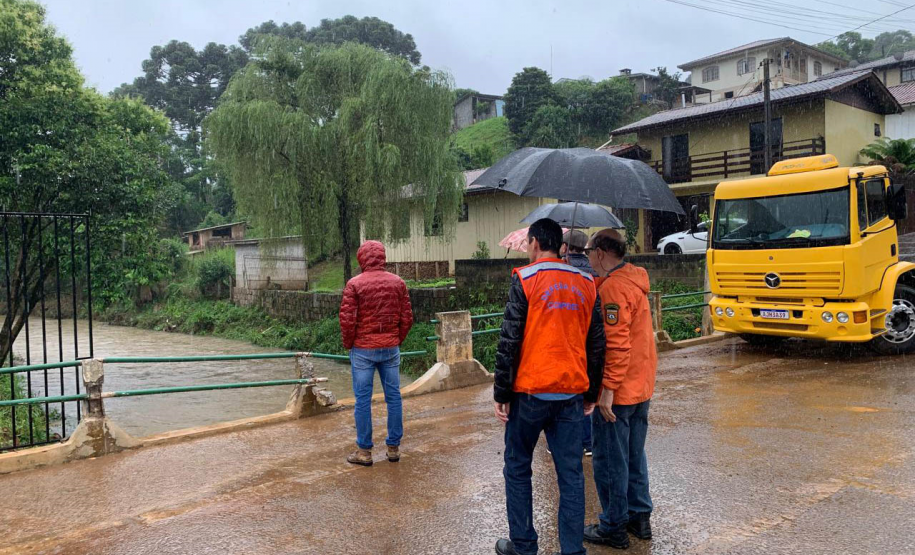 Pós-chuvas: equipes da Defesa Civil e IAT vistoriam pontos críticos em General Carneiro
