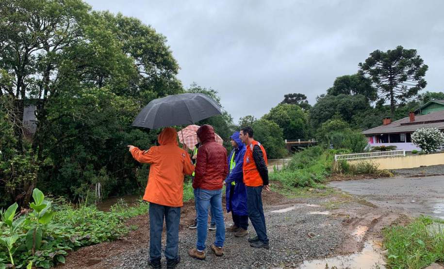 Pós-chuvas: equipes da Defesa Civil e IAT vistoriam pontos críticos em General Carneiro