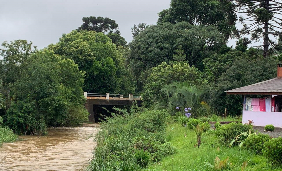 Pós-chuvas: equipes da Defesa Civil e IAT vistoriam pontos críticos em General Carneiro
