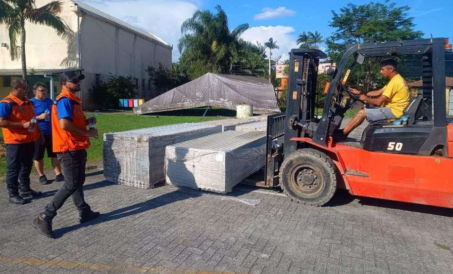 Defesa Civil entrega 2 mil telhas a famílias afetadas por chuvas em Morretes e Antonina
