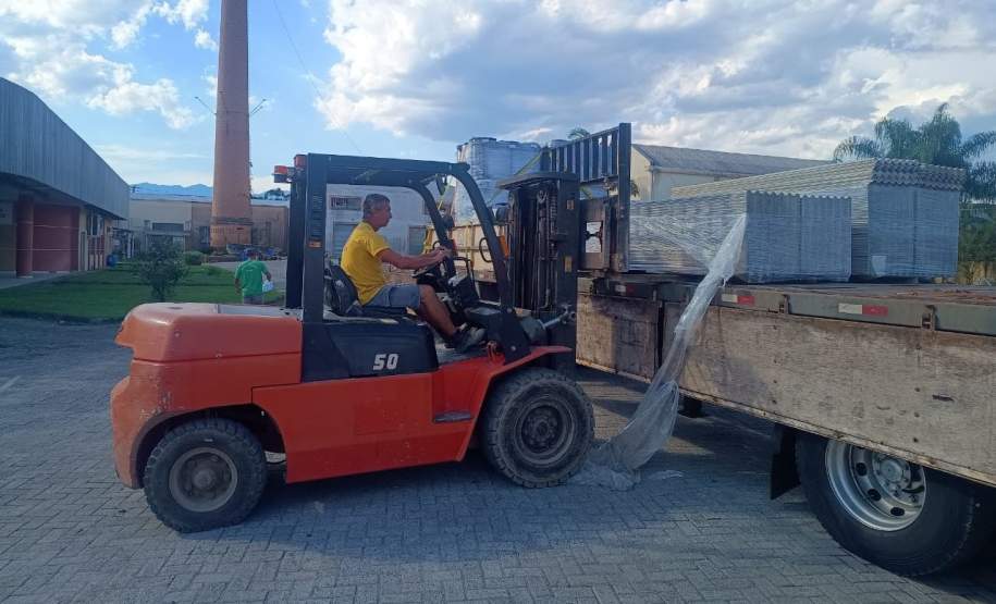 Defesa Civil entrega 2 mil telhas a famílias afetadas por chuvas em Morretes e Antonina