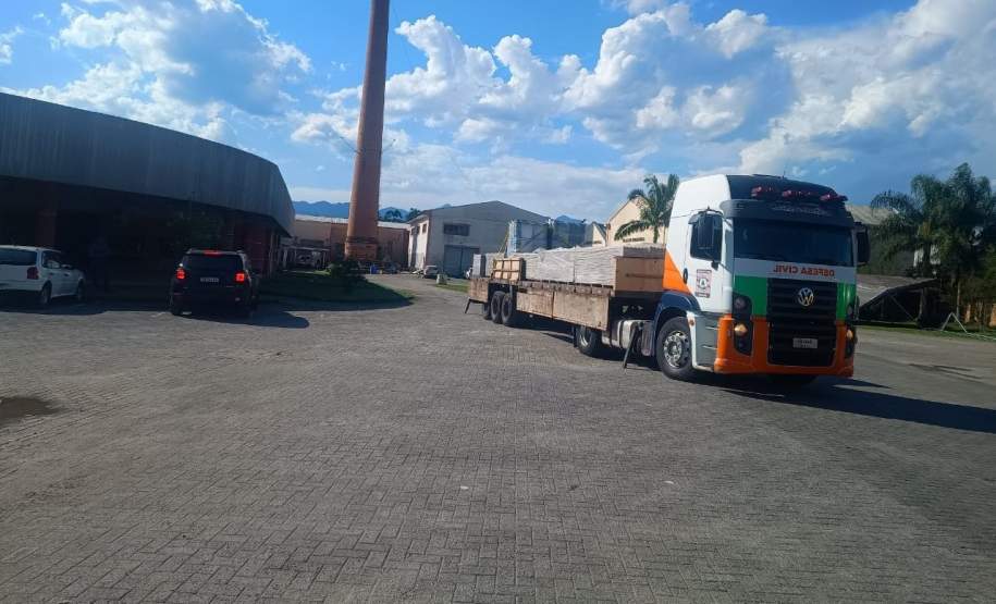 Defesa Civil entrega 2 mil telhas a famílias afetadas por chuvas em Morretes e Antonina