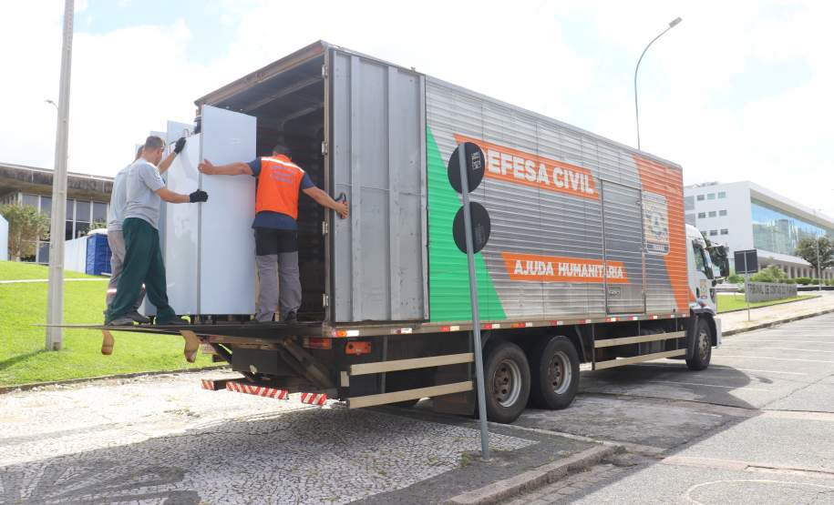 Defesa Civil Estadual envia ao Rio Grande do Sul 1,4 mil itens de escritório doados pelo TCE