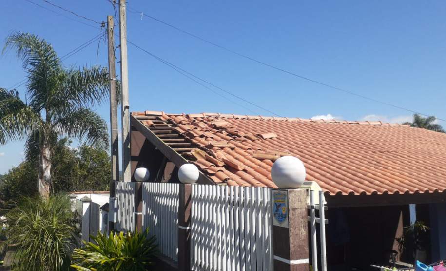 Após tempestade, Defesa Civil Estadual vai enviar 4 mil telhas para Balsa Nova