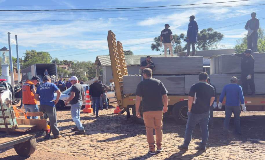 Defesa Civil envia ajuda humanitária para Santa Maria do Oeste e Dois Vizinhos