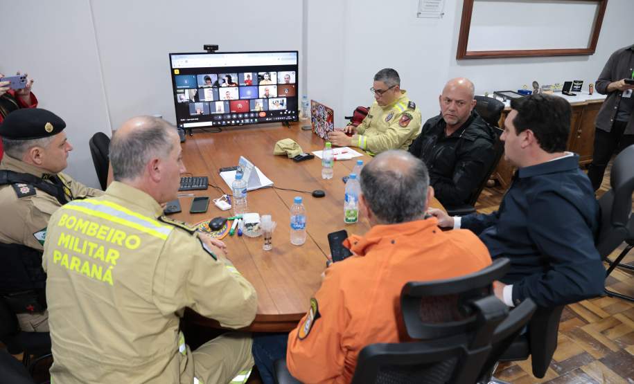 Governo manda dezenas de bombeiros e equipes da saúde para auxiliar Rio Bonito do Iguaçu