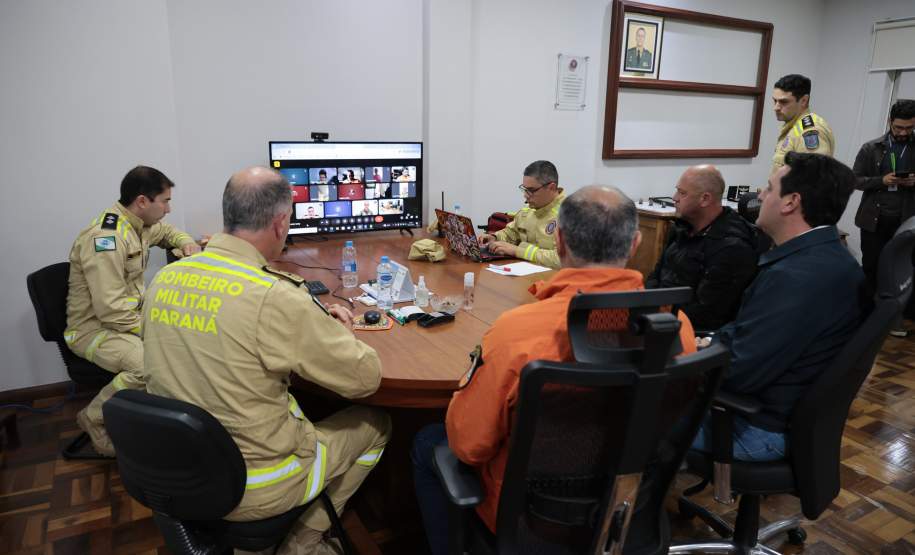 Governo manda dezenas de bombeiros e equipes da saúde para auxiliar Rio Bonito do Iguaçu