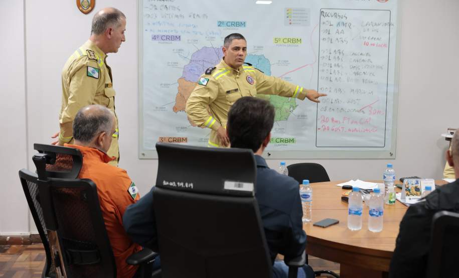 Governo manda dezenas de bombeiros e equipes da saúde para auxiliar Rio Bonito do Iguaçu