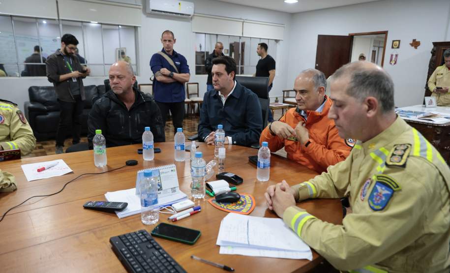 Governo manda dezenas de bombeiros e equipes da saúde para auxiliar Rio Bonito do Iguaçu