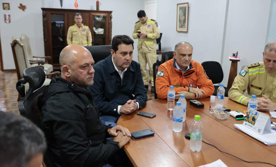 Governo manda dezenas de bombeiros e equipes da saúde para auxiliar Rio Bonito do Iguaçu