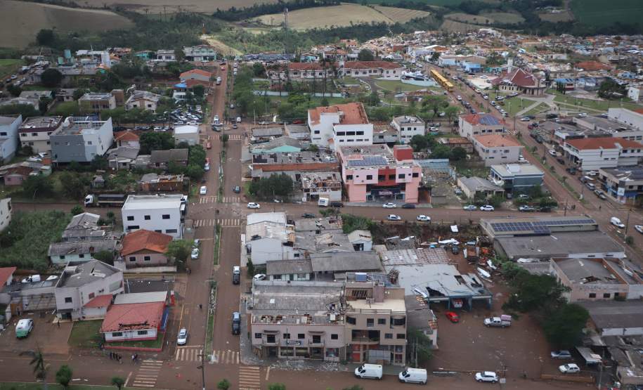 Estado propõe lei com auxílio de R$ 50 mil por família para agilizar ajuda a cidades atingidas por tornado