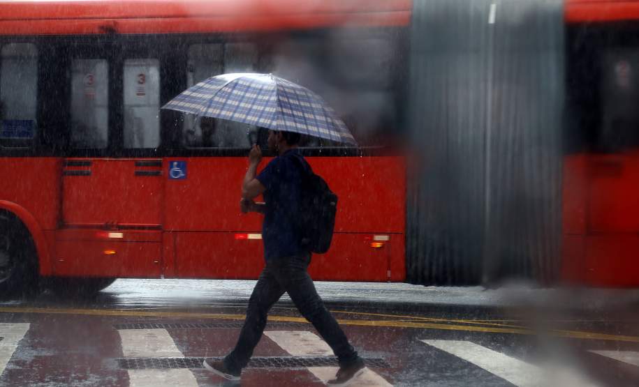 Nova frente fria traz chuva ao Paraná no fim de semana