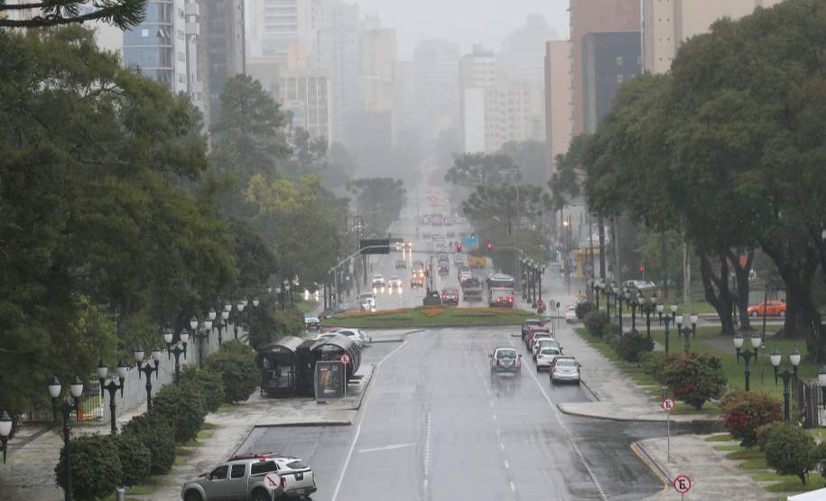 Nova frente fria traz chuva ao Paraná no fim de semana