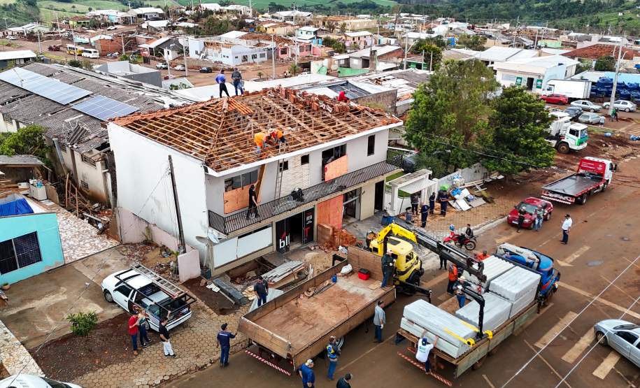 Após tornado, 70% dos imóveis de Rio Bonito do Iguaçu já receberam cobertura