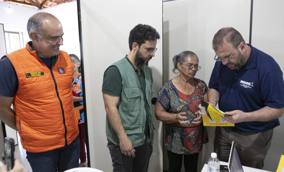 Estado entrega primeiros cartões de até R$ 50 mil para reconstrução de casas em Rio Bonito do Iguaçu