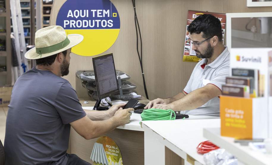 Estado entrega primeiros cartões de até R$ 50 mil para reconstrução de casas em Rio Bonito do Iguaçu