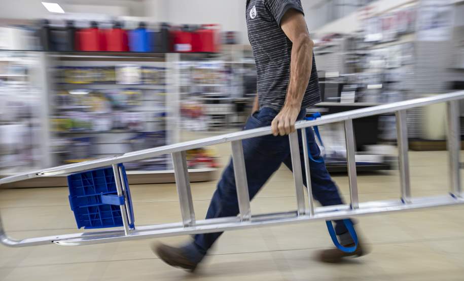 Estado entrega primeiros cartões de até R$ 50 mil para reconstrução de casas em Rio Bonito do Iguaçu