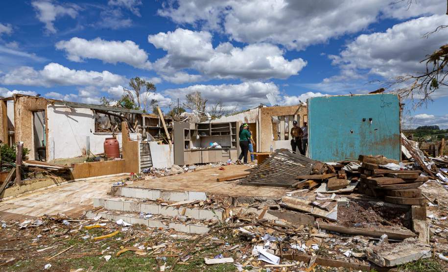 Histórias comoventes: moradores de Rio Bonito do Iguaçu começam a reconstruir a vida