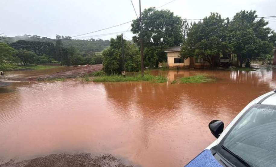 Defesa Civil manda ajuda humanitária a moradores de Goioxim afetados pelas chuvas