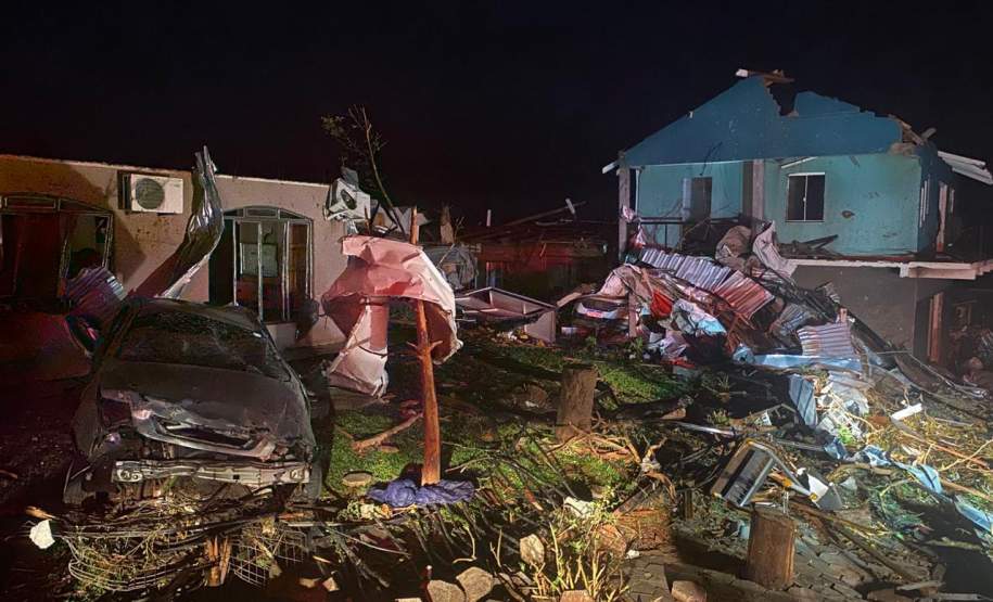 432 pessoas são atendidas após tornado em Rio Bonito do Iguaçu; governador decola para região