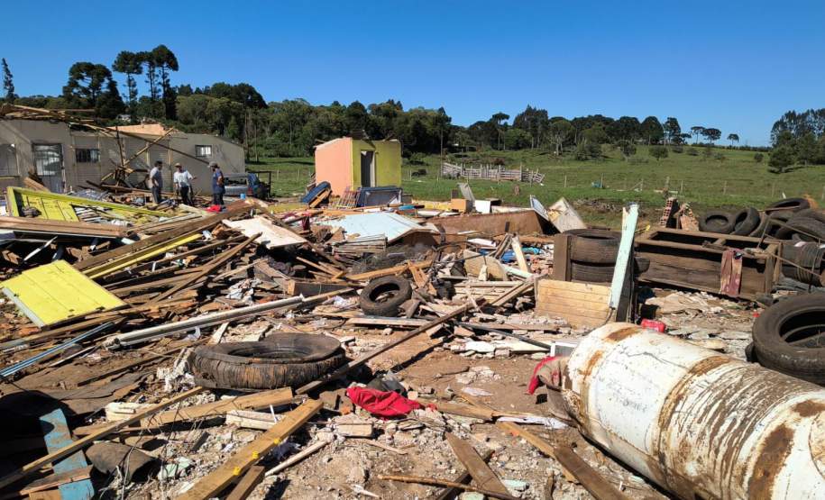 Defesa Civil do Paraná atua em 33 municípios para reparar danos causados pelos vendavais