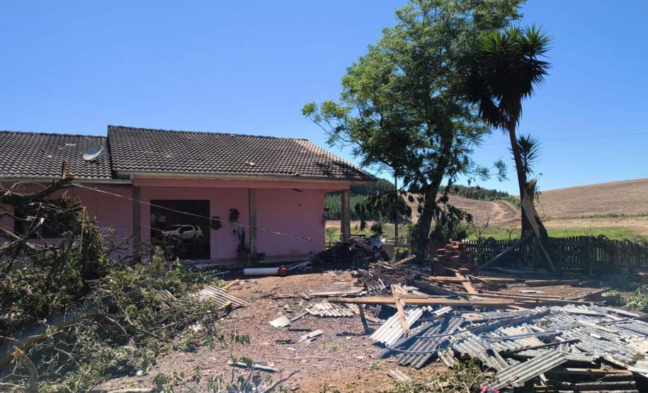 Defesa Civil do Paraná atua em 33 municípios para reparar danos causados pelos vendavais