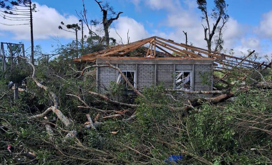 Defesa Civil do Paraná atua em 33 municípios para reparar danos causados pelos vendavais