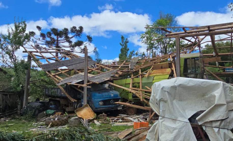 Defesa Civil do Paraná atua em 33 municípios para reparar danos causados pelos vendavais