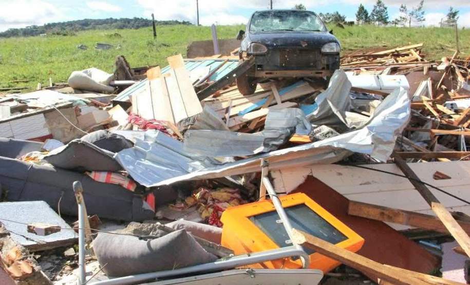 Defesa Civil do Paraná atua em 33 municípios para reparar danos causados pelos vendavais