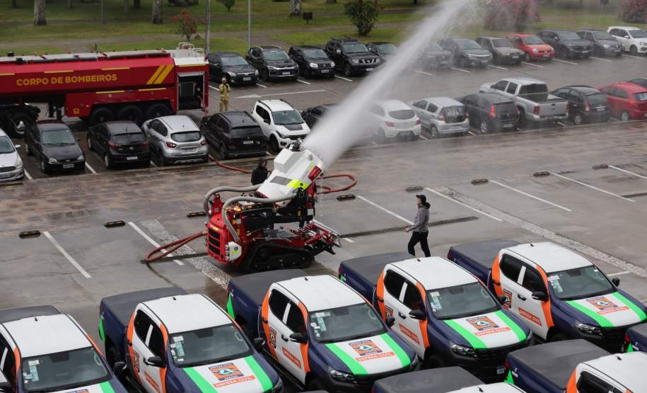 Governo fortalece estrutura de enfrentamento a desastres com 110 novos veículos e robôs de combate a incêndio