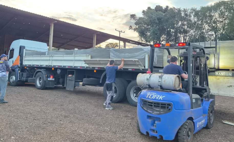 Defesa Civil envia 17,4 mil telhas para municípios afetados por granizo no Paraná