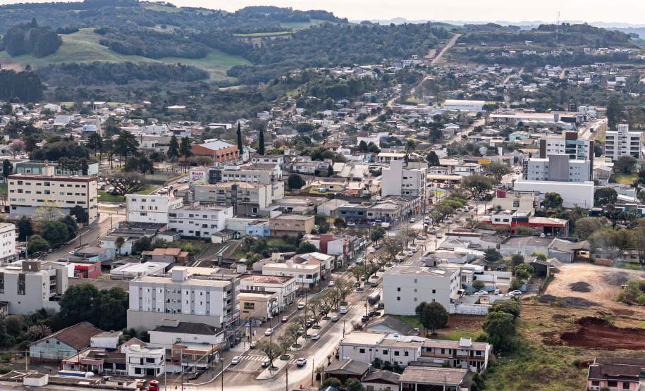 Defesa Civil envia 10,2 mil telhas para Pinhão e Marmeleiro