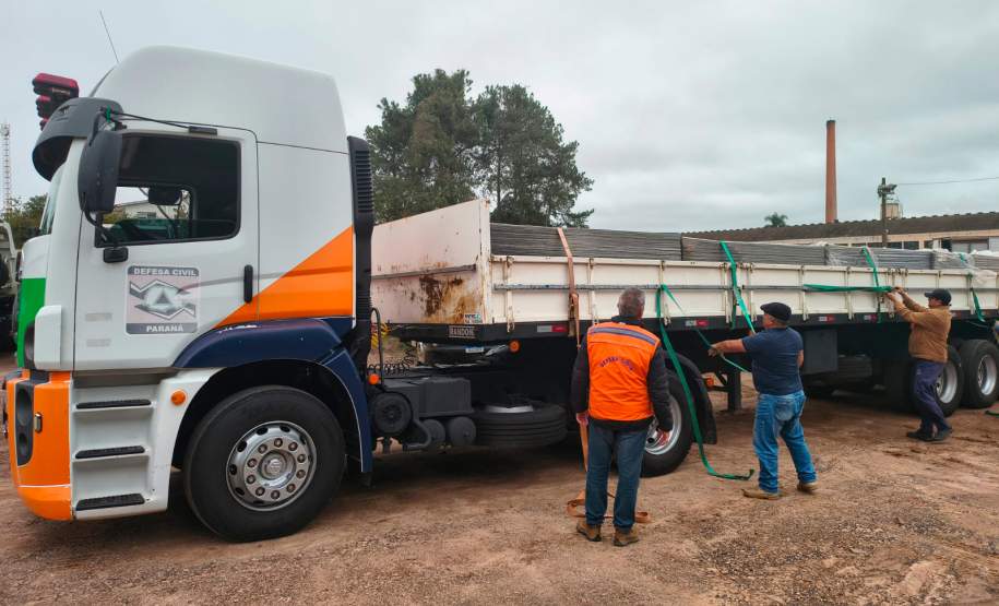 Defesa Civil envia 2.600 telhas para imóveis danificados pelo tornado em Piraí do Sul