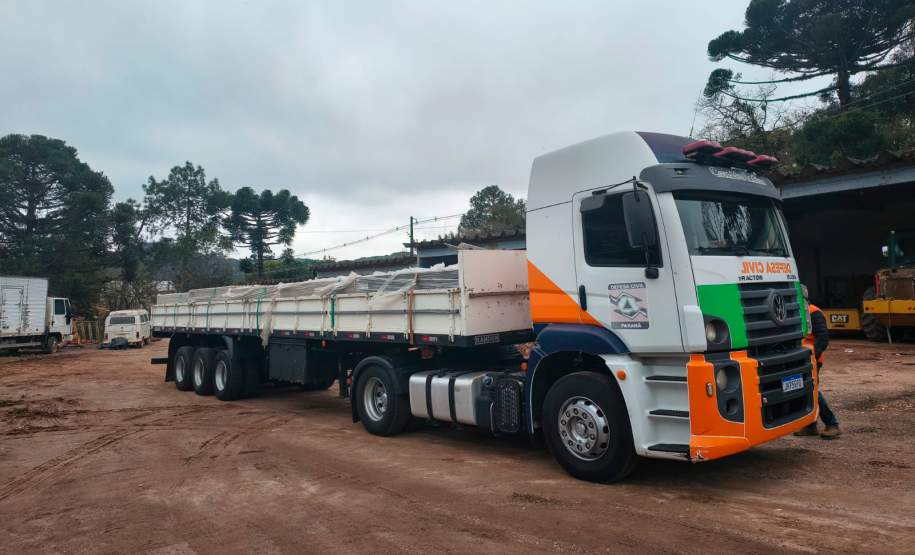 Defesa Civil envia 2.600 telhas para imóveis danificados pelo tornado em Piraí do Sul