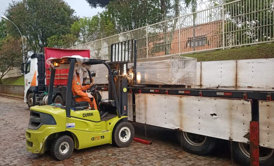 Defesa Civil envia 5.800 telhas para as cidades de Santa Maria do Oeste e Reserva