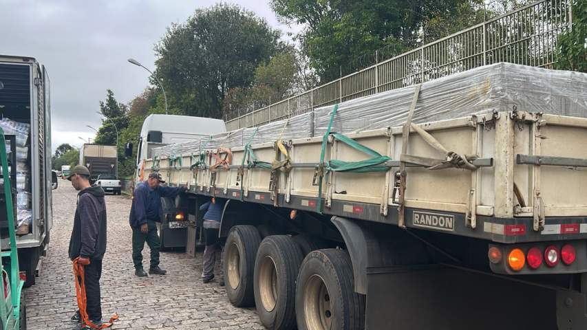 Estado envia 5.200 telhas para Laranjeiras do Sul após vendaval